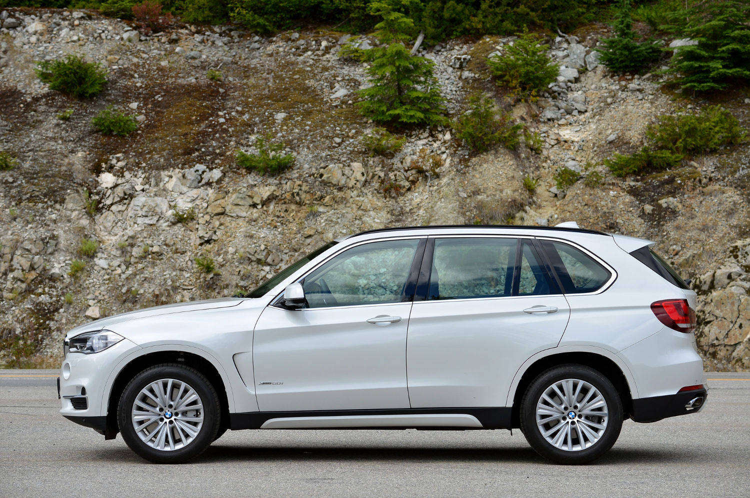 Comparison - BMW X5 xDrive50i 2016 - vs - Toyota 4Runner Limited 2017 ...